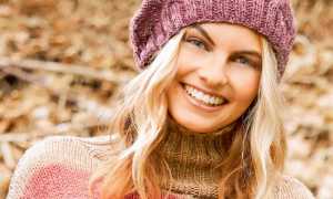 Вяжем берет с поперечной косой спицами — простая модель